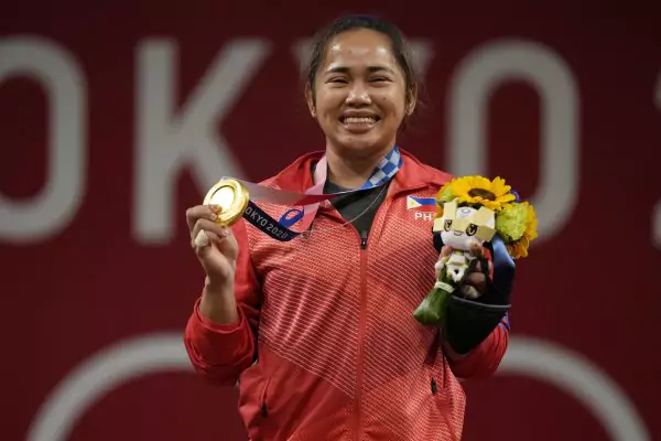 a photo of a great filipino weightlifter hidilyn diaz